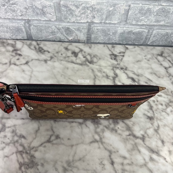 Coach X Peanuts Carry All Pouch In Signature Canvas With Snoopy Woodstock Print - Picture 7 of 11